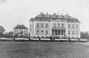 Det Danske Missionsselskabs hovedbygning, Strandagervej 24, Hellerup, 1924. Opstilling af FDF spejdere udenfor