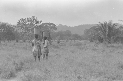 Women carrying containers on their head, San Basilio de Palenque, ca. 1978
