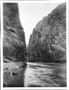 A small boat at the bend in the Colorado River in Glen Canyon, 1900-1930