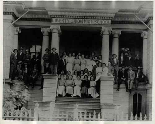 1911 class picture on school house steps