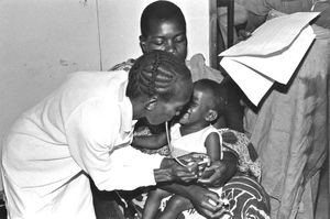 Lokal sundhedsmedarbejder undersøger barn på Izimbya-klinikken, Nordveststiftet, Tanzania, 1982