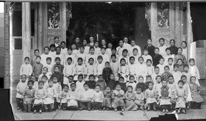Emily S. Hartwell with her coworkers and a group of children, Fuzhou, Fujian, China, ca.1910