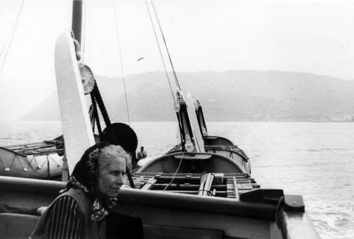 Elza Nuksa sailing to Catalina
