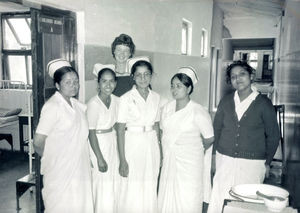 Hospitalet i Tansen, Nepal. DSM/UMN missionær, Elly Søgaard Jensen sammen med nogen af hospitalets nationale sygeplejersker, april 1986