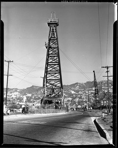 Oil derrick in center of La Cienega Boulevard, between Beverly Boulevard and 3rd Street, Beverly Hills, 1940