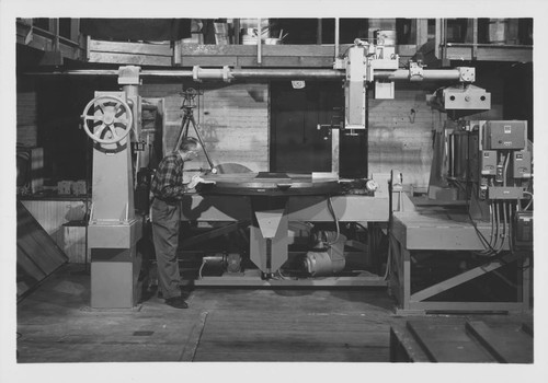Frank Golden using the 60-inch mirror grinding machine at Hale Observatories' Pasadena machine shop