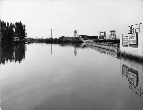 36 This is the floating deflector for trash across the intake canal. The view is from the Old River. Note the safety protection signs and speed limit of fast water