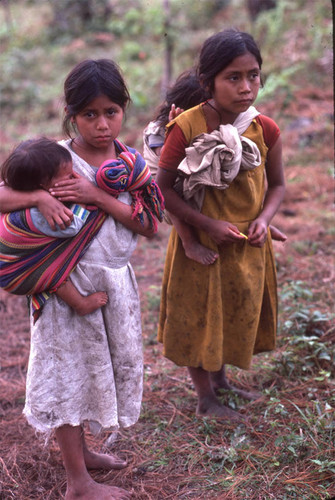 Guatemalan girl refugees carry babies, Santiago el Vértice, 1983