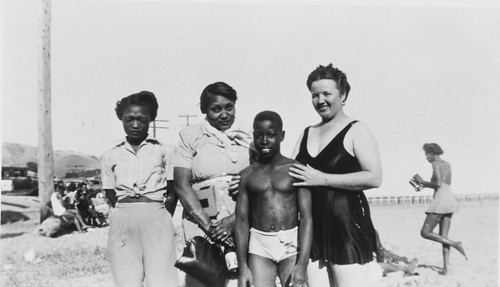 Avila Beach : 1946 ; Jeannie Berneham, Bozie, Mabel Woodfort