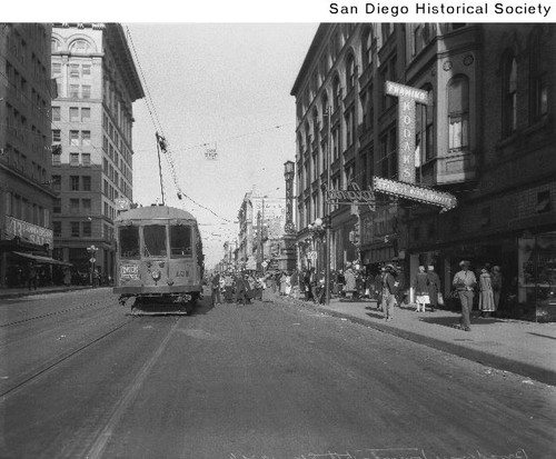 The #7 streetcar at Fourth and Broadway looking east