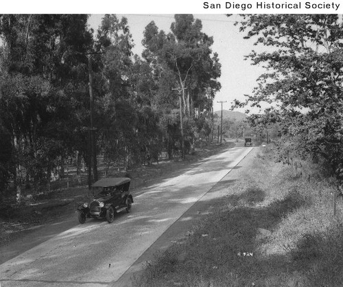 1922 Oldsmobile on tree-lined Highway 80