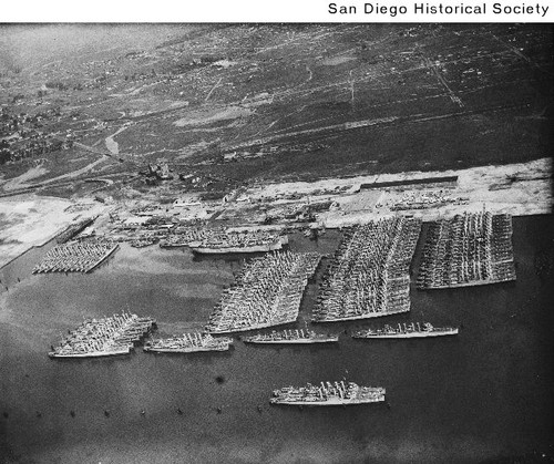 Aerial photograph of U.S. Navy destroyers