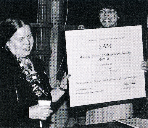 Tecoah Bruce presenting Viola Frey with the 1984 Distinguished Faculty Award