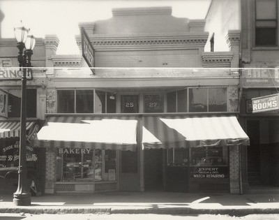 Stockton - Streets - c.1920 - 1929: E. Main St. Snow White Bakery