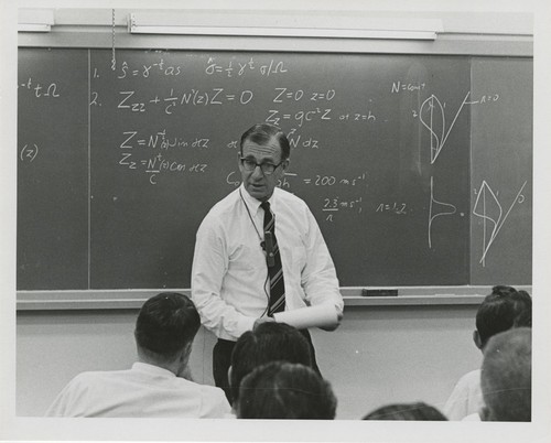 Walter Munk teaching