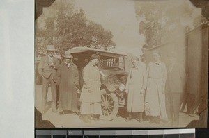 Missionaries outside Harvey's store, South Africa, (s.d.)