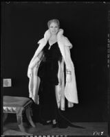 Peggy Hamilton modeling an ermine cape, 1930