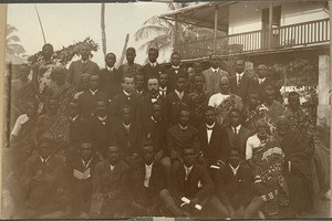 Twisynod, Aburi, 1909.""Akyem representatns: missionary Maue and Schmid, among them,pastor Cfosu, Obeng, Awere, Agyakawa