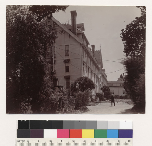 [East annex, West side showing offset in chimmney on the West side of Hotel del Monte, 1906 earthquake.]