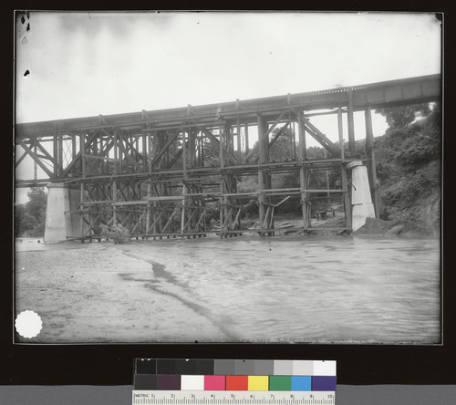 The main fault passes under the railway bridge over the Pajaro at Chittenden. (Same as no. 298, showing whole span.)