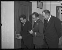 Meyer Golas demonstrates his lock picking skills to Captain Clem Peoples and deputy sheriff William J. Bright, Los Angeles, 1936