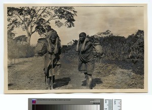 Women carrying water, Tumutumu, Kenya, ca.1910-1930