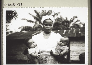 A member of the congregation in 'Idenau' with twins