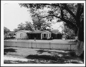 Exterior view of an unidentified one-story residence in Los Angeles