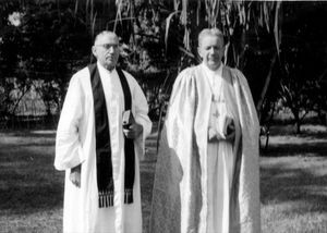 Assam, Nordindien. Missionær, pastor Oluf Eie (tv) og biskop Gudmund Schiøler til nytårsmøde i Grahampur Kirke, 1956. (Formand for DSM 1956-63, Biskop Gudmund Schiøler på 5 måneders rejse i Indien - bl.a. til Trankebar-missionens 250 år jubilæum 1956 samt besøg hos danske missionærer i Nord- og Sydindien)
