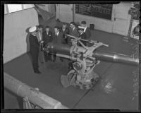 Navy officers show naval artillery to militia recruits, 1935