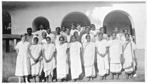 Nordindien, West Bengal. Personalet samlet foran Rajadighi Kristne Hospital, som blev ledet af lægemissionær Else Høilund, 1954-79