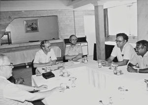 Forhandlinger om Storbymission i Calcuttas slumområder, Nordindien. Maj 1988. Fra højre: Kamalesh Biswas, (NN), Seikko Pennonen, Finland, Jørgen Nørgaard Pedersen, DSM, (NN)