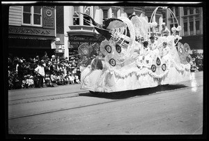 Float decorated with a swan in the Fiesta de Los Angeles parade, ca.1915