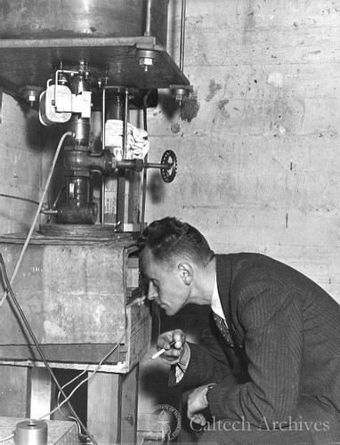 A. Soltan looking into a paraffin-lined Lauritsen electroscope