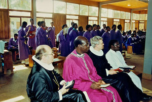 Festgudstjeneste i Bukoba Domkirke, 1997. Forrest til højre sidder biskop Kresten Drejergaard, Fyns Stift, på besøg i Kagera-regionen, Tanzania - i anledning af pastor Nelson Kazobas indvielse til biskop over Karagwe Stift