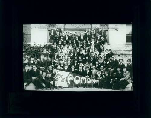 Pomona College class of 1920 on steps of Pearsons Hall