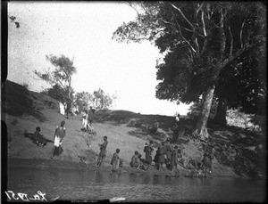 African people on the bank of the Incomáti, Antioka, Mozambique, ca. 1916-1930