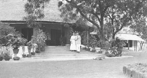 Nordindien, Santal Parganas. Missionær, pastor Rasmus Rasmussen Rosenlund og Birthe Rosenlund foran huset i Benagaria, 1920. De var udsendt af DSM til Indien, 1910-51