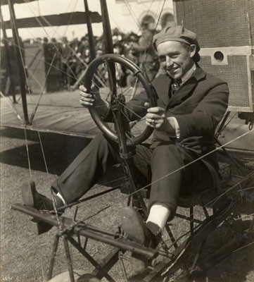 [Aviator Art Smith in his aeroplane at Panama-Pacific International Exposition]