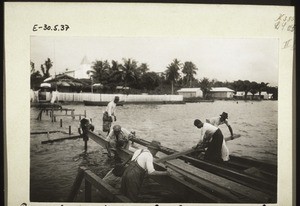 Bau der Landungsbrücke für die Basler Missionshandlung in Bonaku. Miss. Trautwein