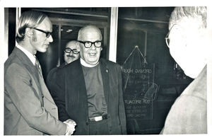 Jørgen Nørgaard Pedersen byder præsidenten for Synodekirken pastor Ibrahim Dagher velkommen til åbningen af den nye boghandel i Beirut i 1971