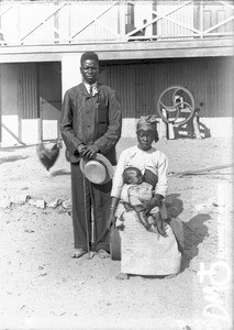 Paulus Nyoši with his family, Matutwini, Mozambique, ca. 1896-1911