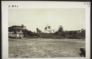 Missionsstation Bonaberi vom Fluss aus gesehen. Mittelschule; Kapelle; altes Missionshaus
