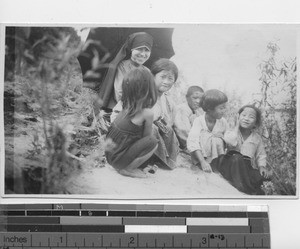 Sister Eva with children at the Japanese Mission at Fushun, China