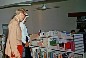 Direktør i FBG Jørgen Nørgaard Pedersen og Bahrains informationsminister Sheikh Khalifa ser på bøger i den nyåbnede FBG boghandel i Bahrain, 1. september 1973