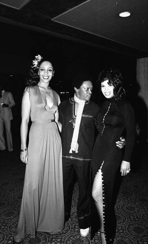 Hugh Masekela talking with production hostesses during the NAACP Image Awards, Los Angeles, 1978