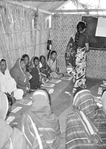 Supoth projektet i Bangladesh, januar 1993. Kvindegruppe mødes til voksenundervisning. (Supoth er et udviklingsprojekt med fokus på ’hjælp til selvhjælp’, startet af DSM i 1991 i samarbejde med BLC og finansieret af Danida. Det henvender sig ikke mindst til kvinder og omfatter oprettelse af grupper, som skal udvikle menneskelige ressourcer og selvværd, øge indkomst og beskæftigelse, forbedre miljø, ernæring og sundhed, samt bevidstgøre om årsager til fattigdom og kvindeundertrykkelse)