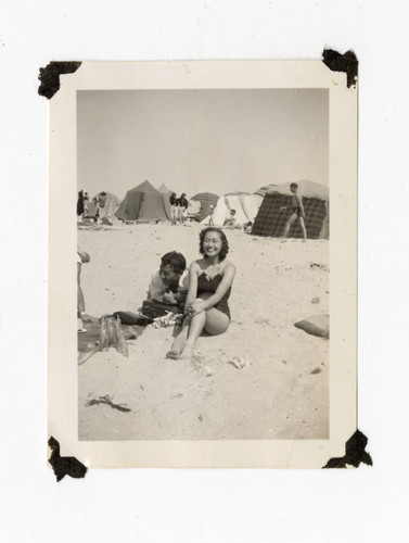 Sumiko Dorothy Tanabe with a friend at the beach