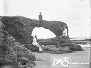 Swiss missionaries on the seashore, Catembe, Mozambique, ca. 1896-1911