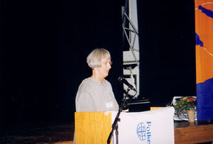 DSM Landsmødet i Hadsten, 1999. Tidligere misionær i Bangladesh, Ulla Bro Larsen taler til forsamlingen